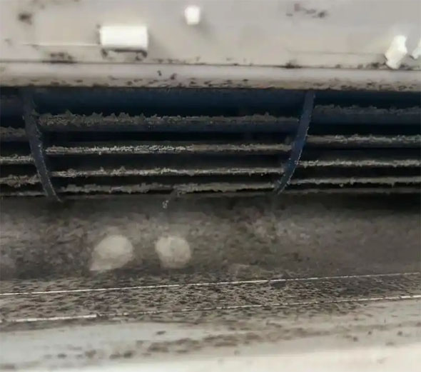 雁塔空调吹的风有股烧焦味是怎么回事